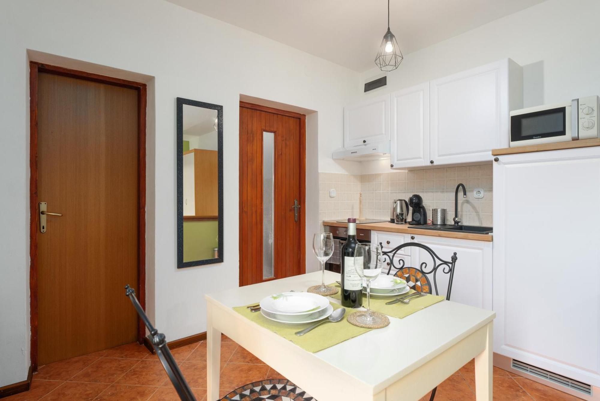 Studio Apartment เวอร์ซาร์ ภายนอก รูปภาพ